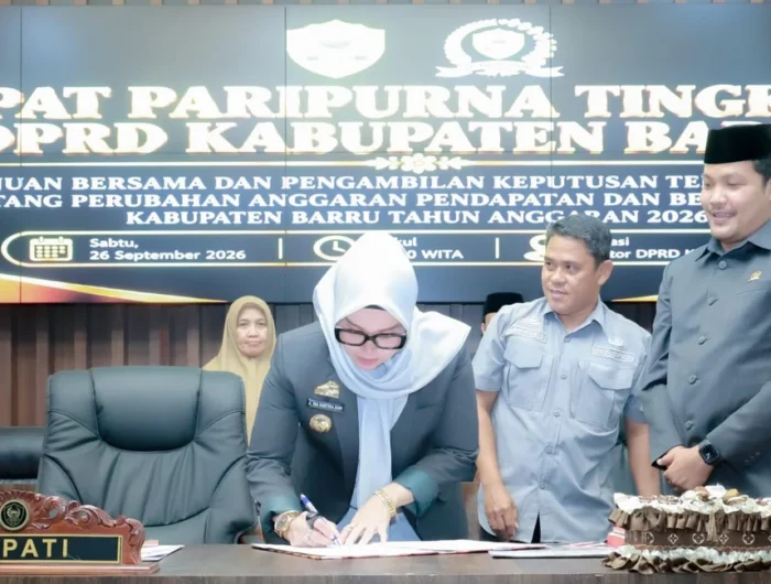 Bupati Barru A. Ina Kartika Sari bersama pimpinan DPRD dalam rapat paripurna persetujuan Ranperda Perubahan APBD Kabupaten Barru Tahun Anggaran 2026.