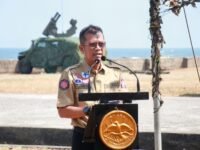 Sekretaris Daerah Kabupaten Barru Andi Syarifuddin menghadiri latihan menembak senjata berat dan rudal Starstreak Batalyon Arhanud 16/SBC/3 Kostrad di Dermaga Polejiwa, Kecamatan Tanete Rilau.