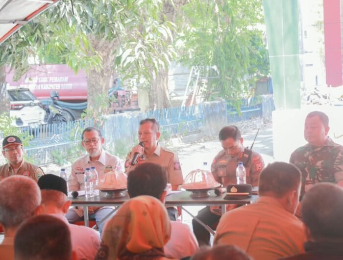Sekretaris Daerah Kabupaten Barru Andi Syarifuddin memimpin rapat lintas sektor evaluasi status siaga darurat dan penetapan tanggap darurat bencana di Posko Induk BPBD Barru.