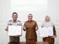 Bupati Barru Andi Ina Kartika Sari menyaksikan penandatanganan kerja sama antara Kantor Pertanahan Kabupaten Barru dan Bapenda Barru terkait integrasi data pertanahan dan perpajakan.
