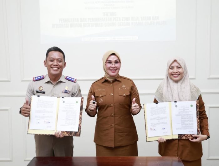 Bupati Barru Andi Ina Kartika Sari menyaksikan penandatanganan kerja sama antara Kantor Pertanahan Kabupaten Barru dan Bapenda Barru terkait integrasi data pertanahan dan perpajakan.