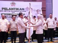 Bupati Barru Andi Ina Kartika Sari menerima pataka saat dilantik sebagai Ketua DPC HKTI Kabupaten Barru periode 2026–2031 di Makassar.