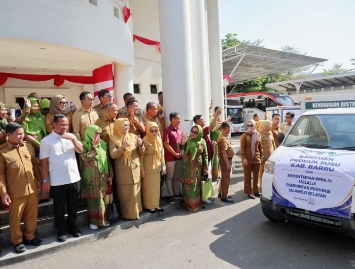 Bupati Barru Andi Ina Kartika Sari menghadiri pelepasan simbolis distribusi bantuan produk susu untuk anak di Rumah Jabatan Gubernur Sulawesi Selatan, Makassar.