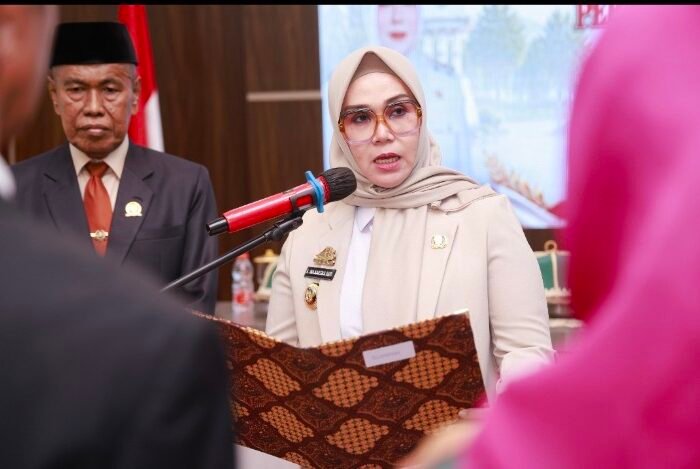 Bupati Barru Andi Ina Kartika Sari melantik 11 anggota BPD PAW di Baruga Singkeru Adae.