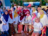 Bupati Barru Andi Ina menyaksikan penampilan Barru Pride di Anjungan Pantai Losari Makassar