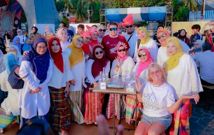 Bupati Barru Andi Ina menyaksikan penampilan Barru Pride di Anjungan Pantai Losari Makassar