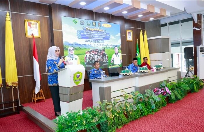 Bupati Barru Andi Ina Kartika Sari mengukuhkan empat asosiasi peternakan pada peringatan Bulan Bakti Hari Peternakan dan Kesehatan Hewan Nasional ke-190 di Baruga Singkeru Adae, Barru.