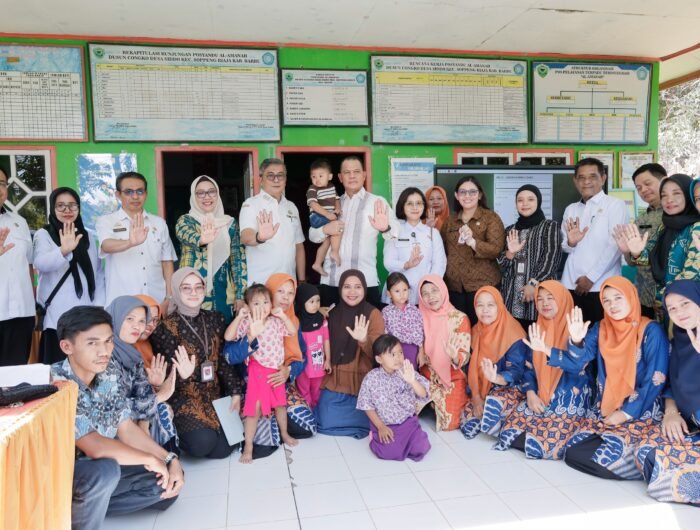 Dirjen Bina Pemerintahan Desa Kemendagri mengunjungi Posyandu di Desa Siddo Kabupaten Barru