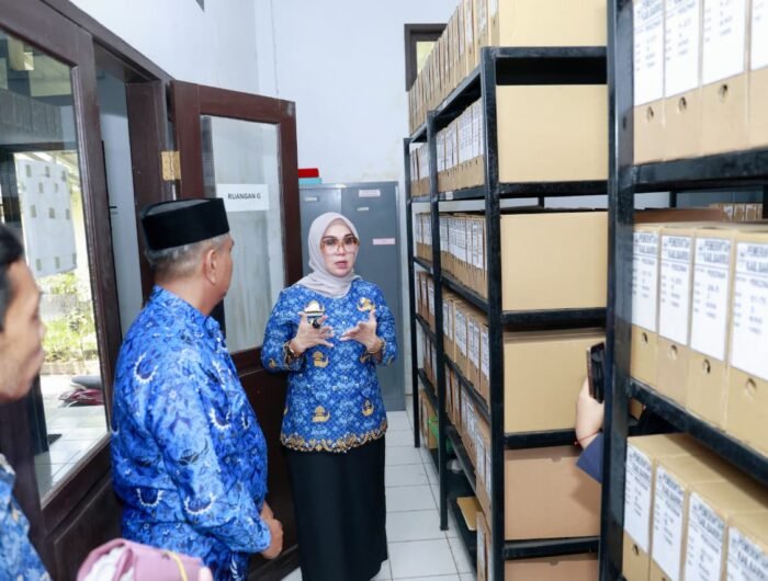 Bupati Barru Andi Ina Kartika Sari meninjau kondisi ruangan dan mengevaluasi promosi digital saat sidak di Dinas Perpustakaan dan Kearsipan Kabupaten Barru.