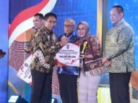 Bupati Barru Andi Ina Kartika Sari menerima penghargaan kategori Akses dan Kualitas Layanan Kesehatan dari Wakil Menteri Dalam Negeri di Makassar.