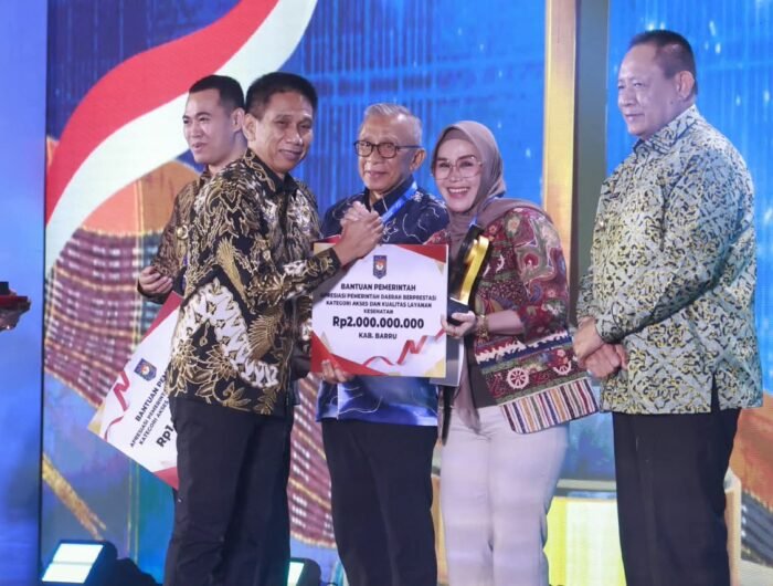 Bupati Barru Andi Ina Kartika Sari menerima penghargaan kategori Akses dan Kualitas Layanan Kesehatan dari Wakil Menteri Dalam Negeri di Makassar.