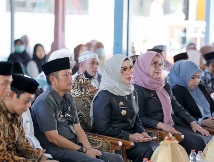 Bupati Barru Andi Ina Kartika Sari menghadiri Milad ke-28 RA Al-Ikhlas yang dirangkaikan dengan Maulid Nabi Muhammad SAW.