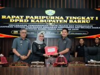 Bupati Barru Andi Ina Kartika Sari didampingi Wakil Bupati Abustan A. Bintang menyerahkan Ranperda Perubahan APBD 2026 dalam rapat paripurna DPRD Barru.