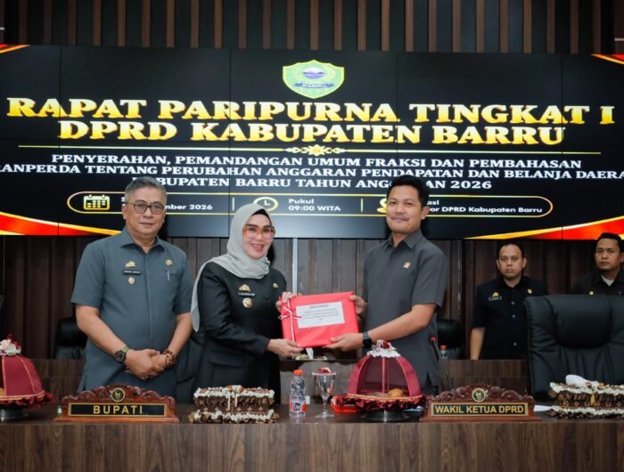 Bupati Barru Andi Ina Kartika Sari didampingi Wakil Bupati Abustan A. Bintang menyerahkan Ranperda Perubahan APBD 2026 dalam rapat paripurna DPRD Barru.
