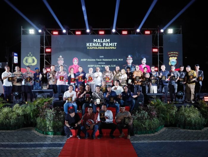 Bupati Barru Andi Ina Kartika Sari bersama jajaran Forkopimda dalam malam kenal pamit AKBP Ananda Fauzi Harahap dan penyambutan Kapolres Barru baru AKBP Suryo Wibowo di halaman Mapolres Barru.