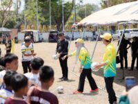 Bupati Barru Andi Ina Kartika Sari bersama Wakil Bupati Abustan A. Bintang membuka Liga Ramang U-12 2026 di Lapangan Sumpang Binangae.