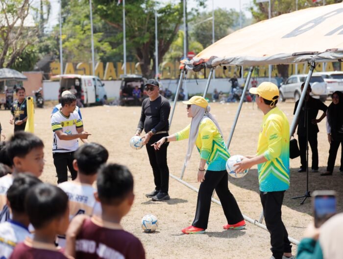 Bupati Barru Andi Ina Kartika Sari bersama Wakil Bupati Abustan A. Bintang membuka Liga Ramang U-12 2026 di Lapangan Sumpang Binangae.