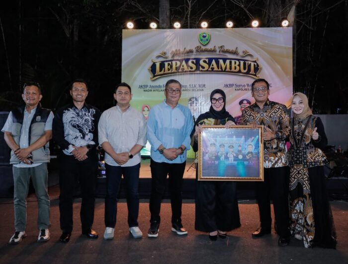 Bupati Barru Andi Ina Kartika Sari bersama AKBP Ananda Fauzi Harahap dalam malam ramah tamah dan lepas sambut Kapolres Barru di Rumah Jabatan Bupati.