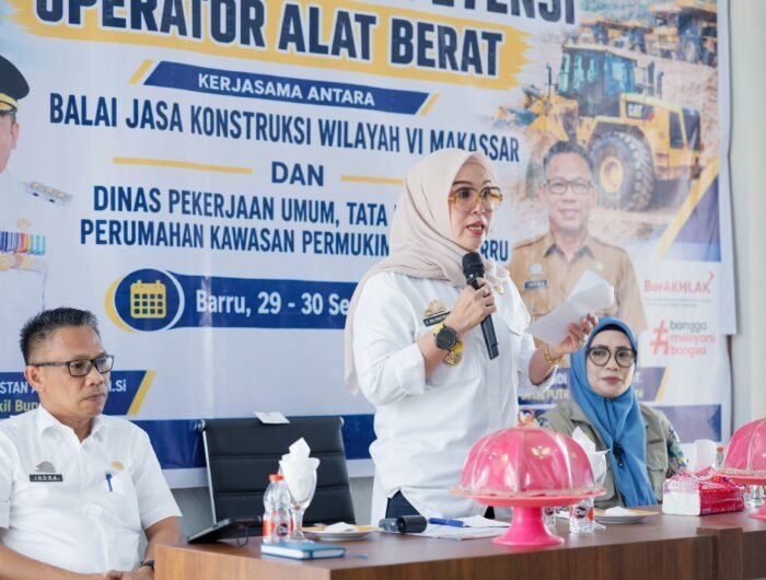 Bupati Barru Andi Ina Kartika Sari membuka pelatihan dan uji sertifikasi kompetensi operator alat berat bersama Balai Jasa Konstruksi Wilayah VI Makassar dan Dinas PUTR PERKIM Barru.