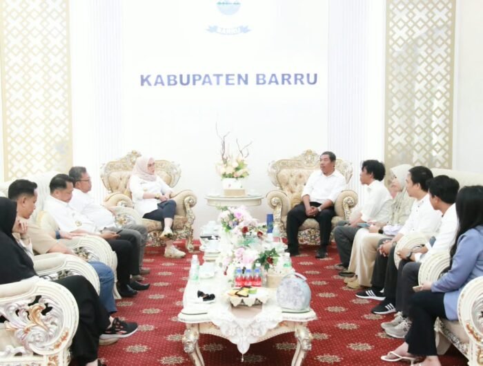 Bupati Barru Andi Ina Kartika Sari menerima audiensi panitia Kemah Bakti Lingkungan Hidup Sulawesi Selatan 2026 di Rumah Jabatan Bupati Barru.
