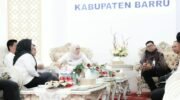 Bupati Barru Andi Ina Kartika Sari bersama pimpinan Bank Syariah Indonesia dalam audiensi membahas pengembangan produk unggulan daerah dan UMKM di Rumah Jabatan Bupati Barru.