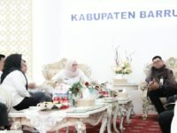 Bupati Barru Andi Ina Kartika Sari bersama pimpinan Bank Syariah Indonesia dalam audiensi membahas pengembangan produk unggulan daerah dan UMKM di Rumah Jabatan Bupati Barru.