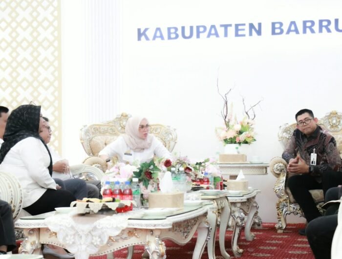 Bupati Barru Andi Ina Kartika Sari bersama pimpinan Bank Syariah Indonesia dalam audiensi membahas pengembangan produk unggulan daerah dan UMKM di Rumah Jabatan Bupati Barru.