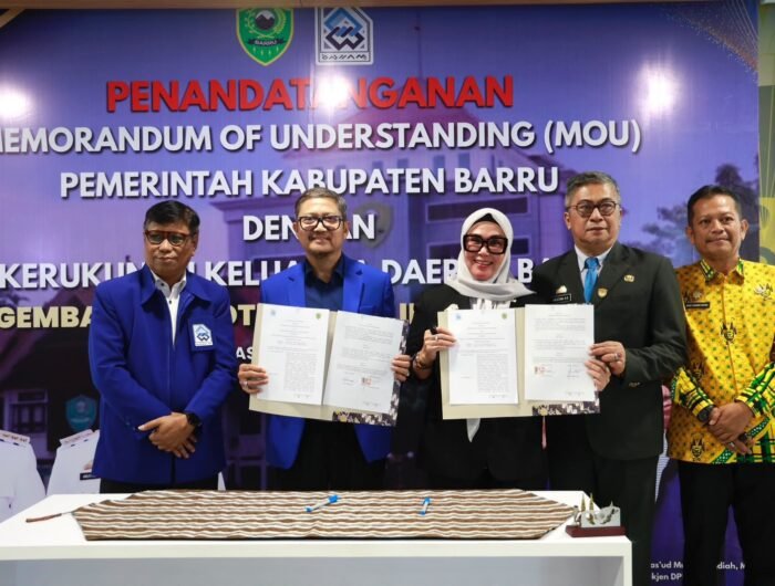 Bupati Barru Andi Ina Kartika Sari bersama Ketua Umum KKDB Tahir Burhan menandatangani nota kesepahaman pengembangan potensi dan investasi daerah di Makassar.