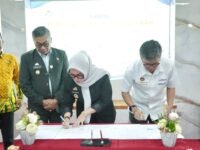 Bupati Barru Andi Ina Kartika Sari dan Kepala Kanwil DJPb Sulsel Hari Utomo menandatangani nota kesepakatan layanan perbendaharaan di Makassar.