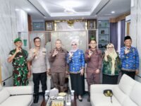 Bupati Barru Andi Ina Kartika Sari bersama Sekda Barru Andi Syarifuddin menyambut Kajati Sulawesi Selatan Muhammad Syarifuddin beserta rombongan di Kantor Kejaksaan Negeri Barru.